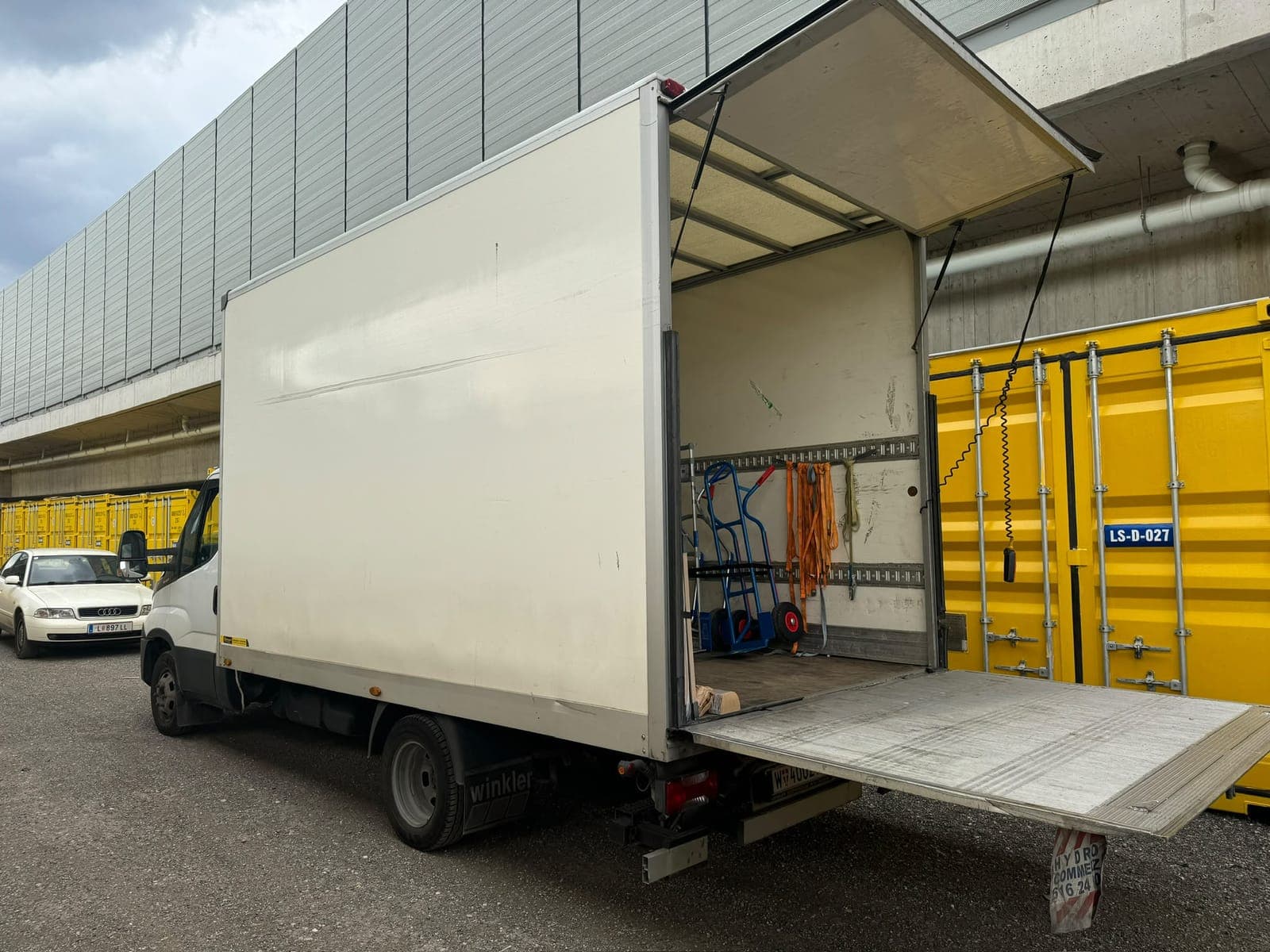 Umzugs-LKW mit Hebebühne vor einem Lager in Wien