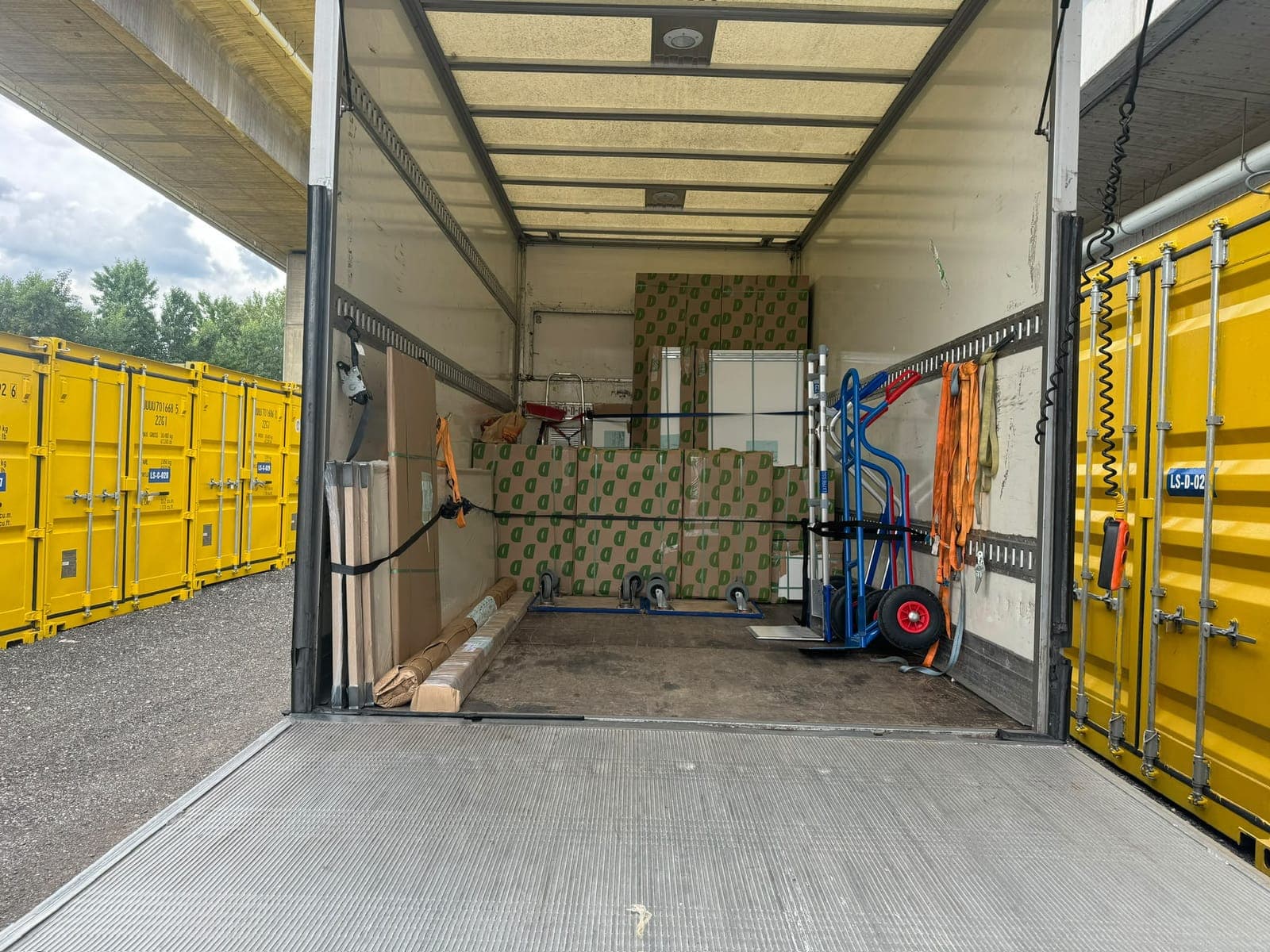 Sicher verzurrte Umzugskartons und Möbel im LKW